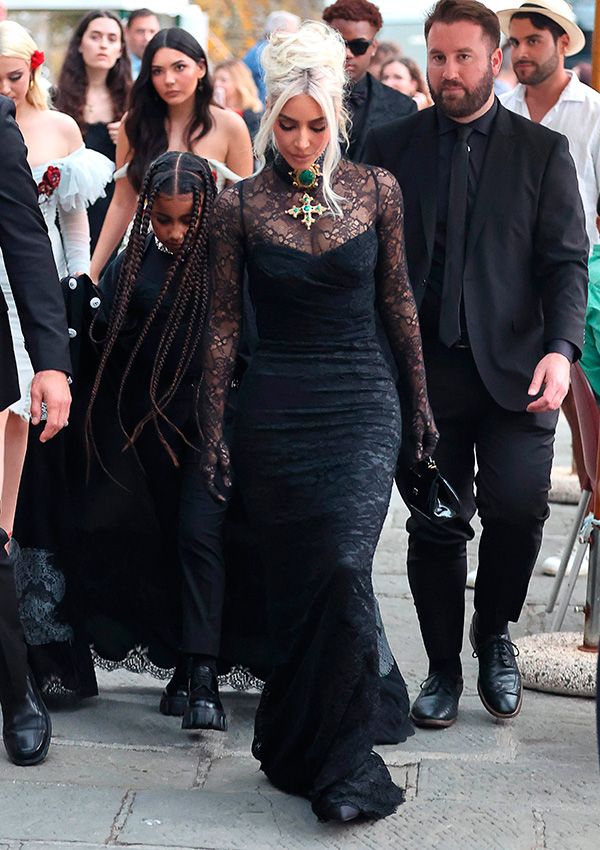 Kim Kardashian en la boda de Kourtney y Travis Barker
