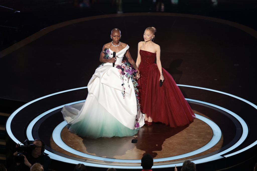 Cynthia Erivo y Ariana Grande en el escenario de los Premios de la Academia 