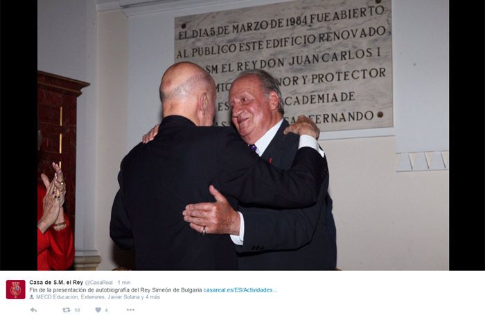 El momento más emotivo llegó cuando el rey Simeón no pudo contener las lágrimas darle las gracias a don Juan Carlos, tras lo cual ambos se fundieron en un abrazo
