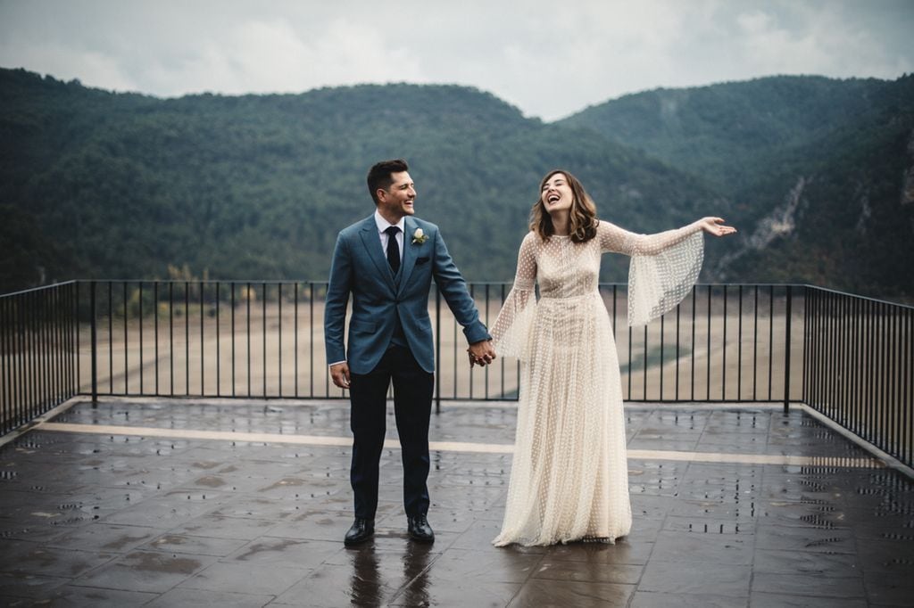 Novios bajo la lluvia en su boda