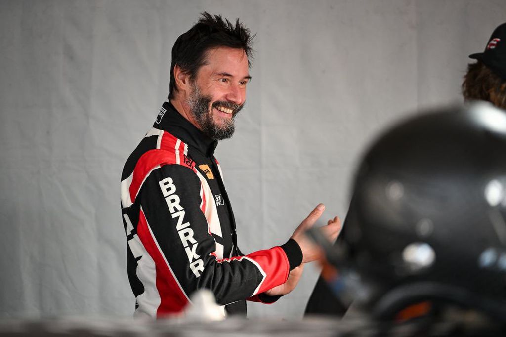 Keanu Reeves debuta como piloto de carreras profesional y sufre un susto