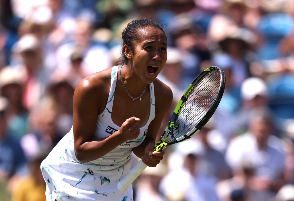 Leylah Fernández, de Canadá, celebrando su victoria en un partido contra Madison Keys, de Estados Unidos, en el partido de semifinales de individuales femeninos en el día siete del Rothesay International Eastbourne en Devonshire Park en junio de 2024, en Inglaterra. 