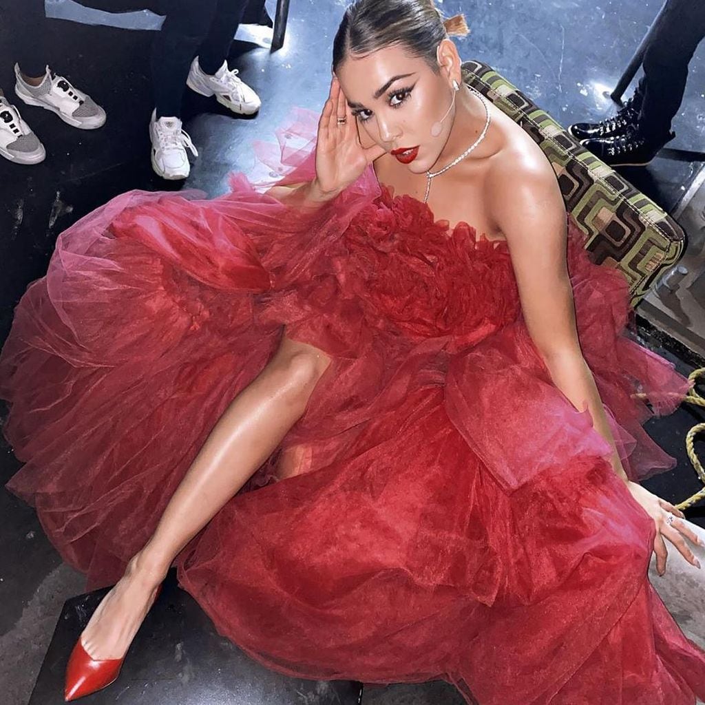 danna paola se suma a la tendencia de las celebs latinas que lucen rojo