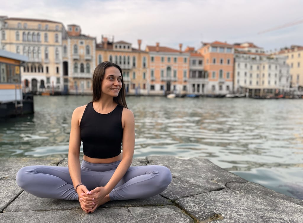 mujer haciendo yoga al aire libre