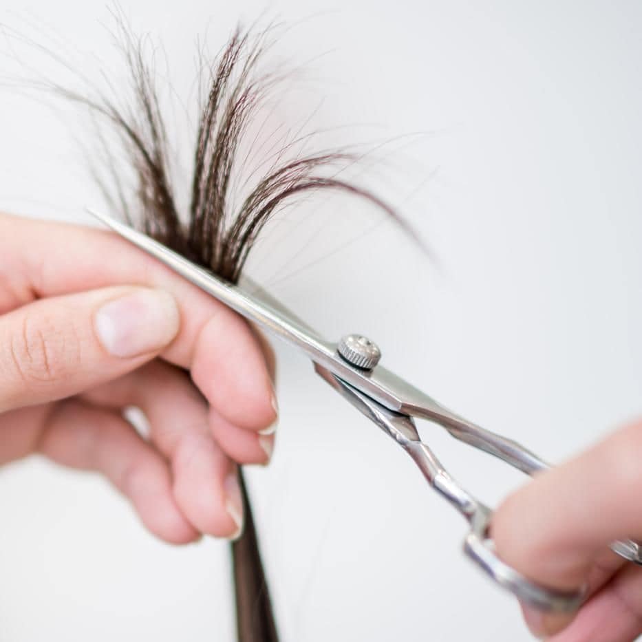 
Las tijeras son tus mejores aliadas para mantener el cabello libre de horquetillas, así que visita a tu estilista con frecuencia
