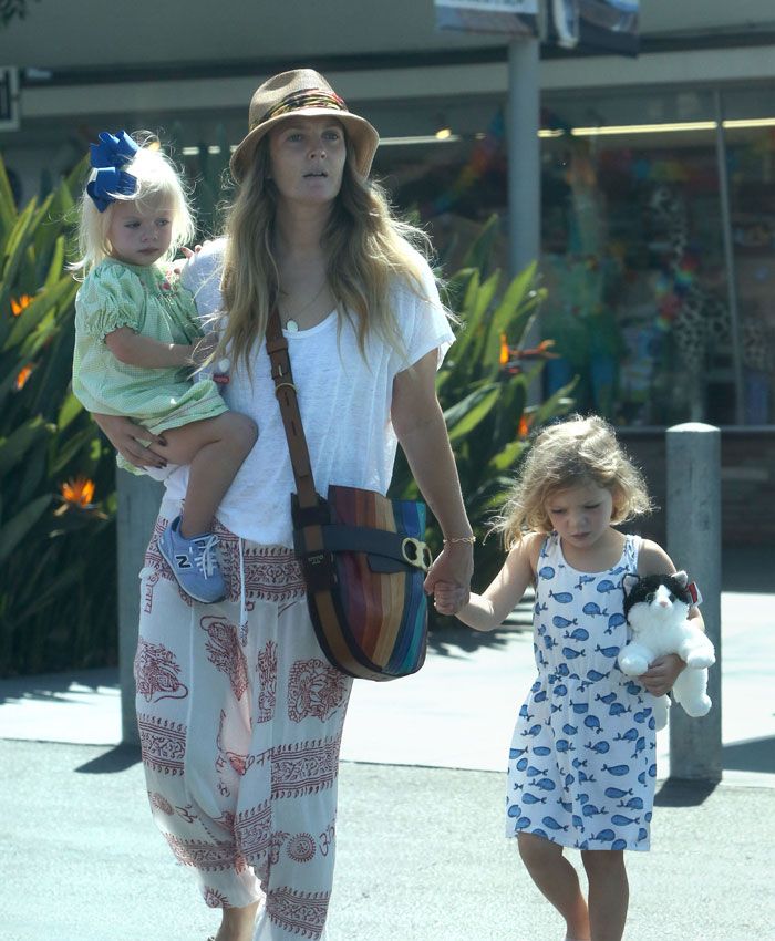 Drew Barrymore con sus hijas durante un paseo