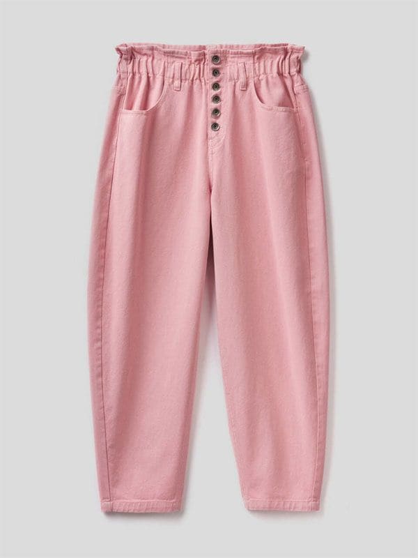 El pantalón rosa de Nuria Roca es este diseño de Benetton