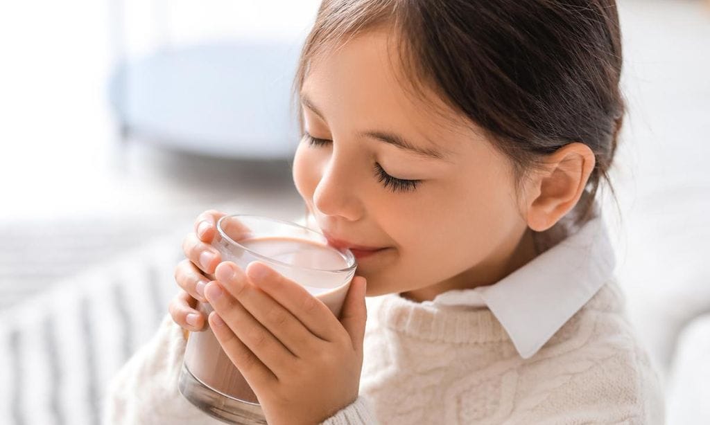 ni a bebiendo leche con cacao