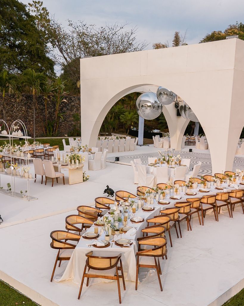 Decoraciones de boda en color blanco mesas en S