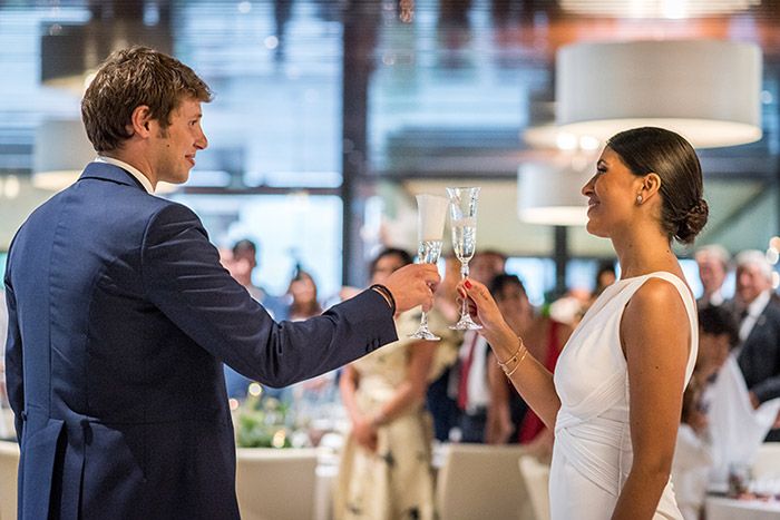 pareja boda brindis