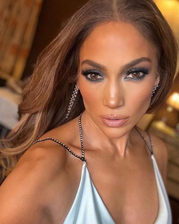 Jennifer Lopez con un vestido blanco