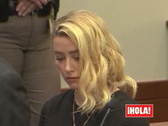 Imagen de Amber Heard escuchando la sentencia del juicio 