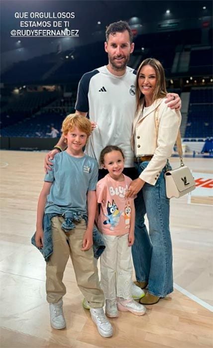 Rudy Fernández con su mujer, Helen Lindes, y sus hijos