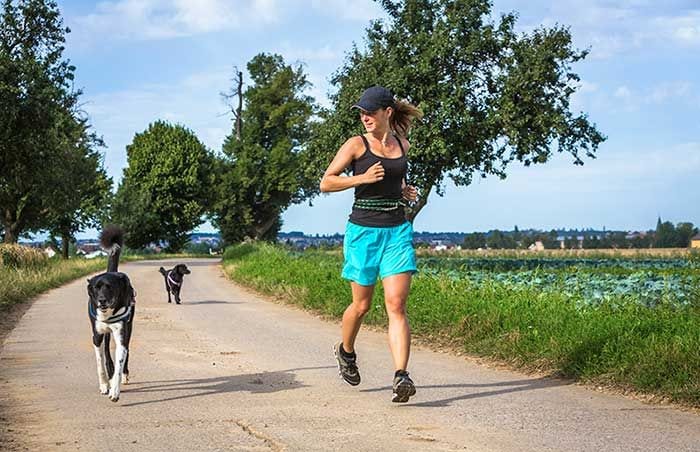 mujer-corriendo-perro