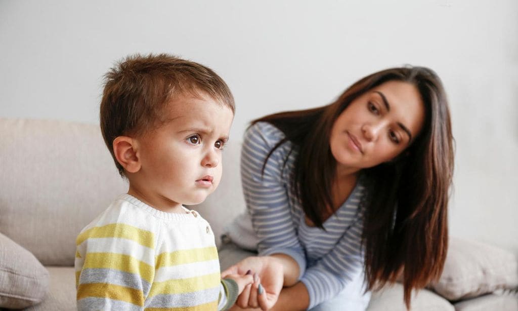 mam con su hijo enfadado