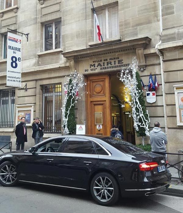 La pareja se ha dado el “sí, quiero” en el marco de una ceremonia civil en el ayuntamiento del distrito 8 de París engalanado con motivos navideños © ¡HOLA!
