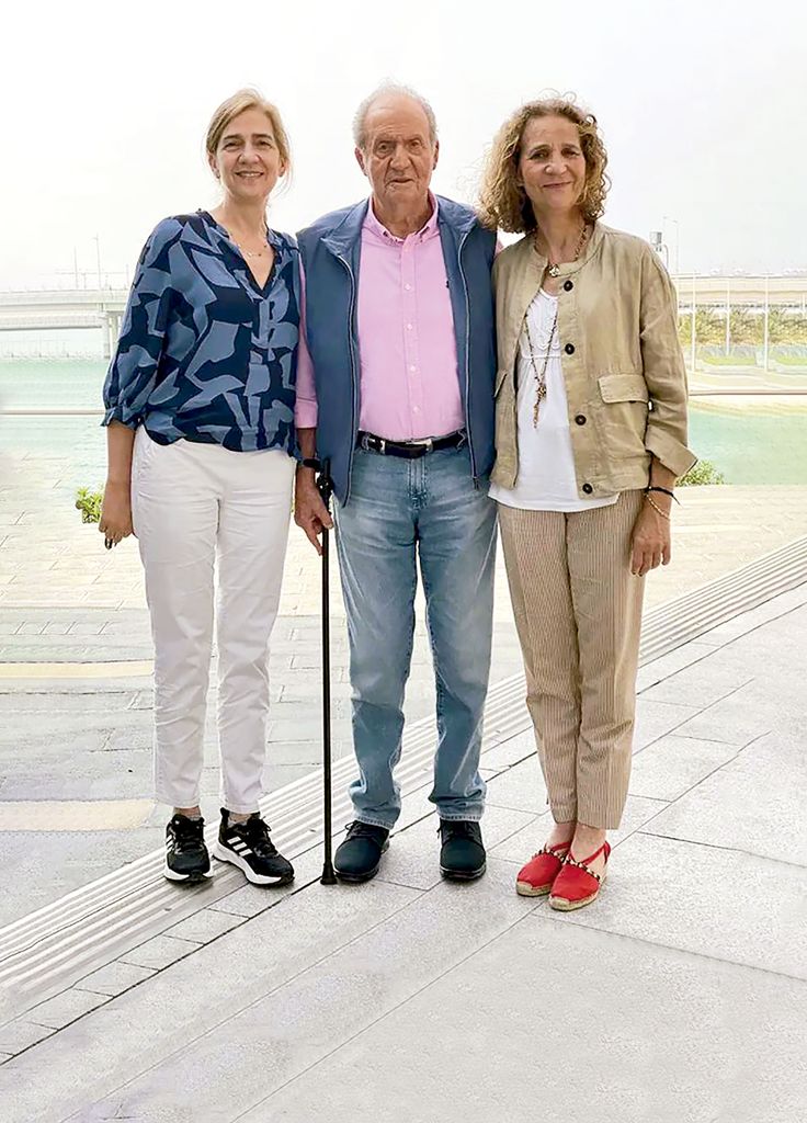 Las infantas Elena y Cristina con el rey Juan Carlos