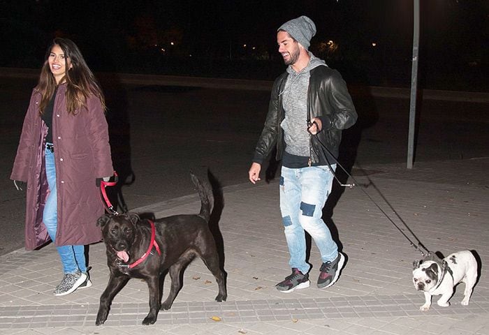 Isco Alarcón y Sara Sálamo, inseparables... ¡hasta para pasear a sus mascotas!