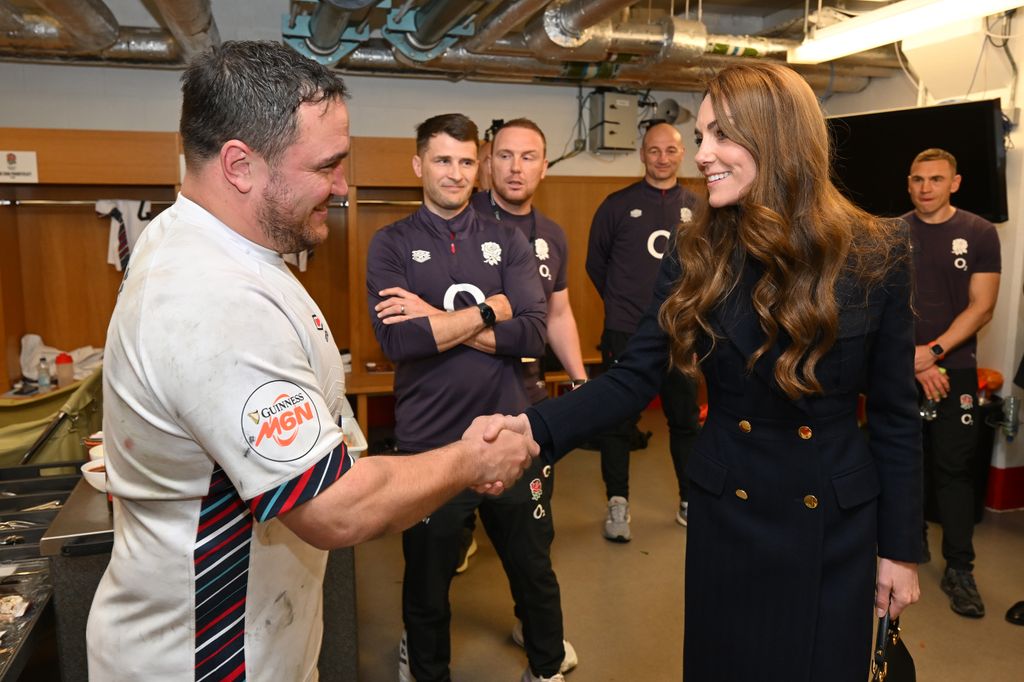 Kate Middleton charla con Jamie George, del combinado inglés, en los vestuarios el día del partido entre Gales e Inglaterra. 