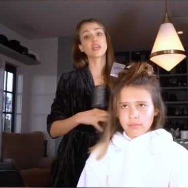 Jessica Alba le corta el pelo a su hija