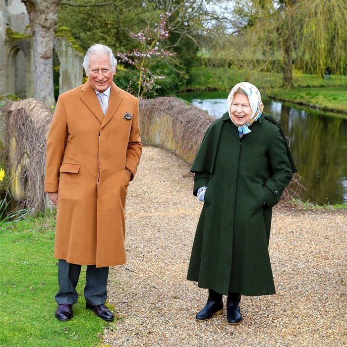 El príncipe Carlos y la reina Isabel II