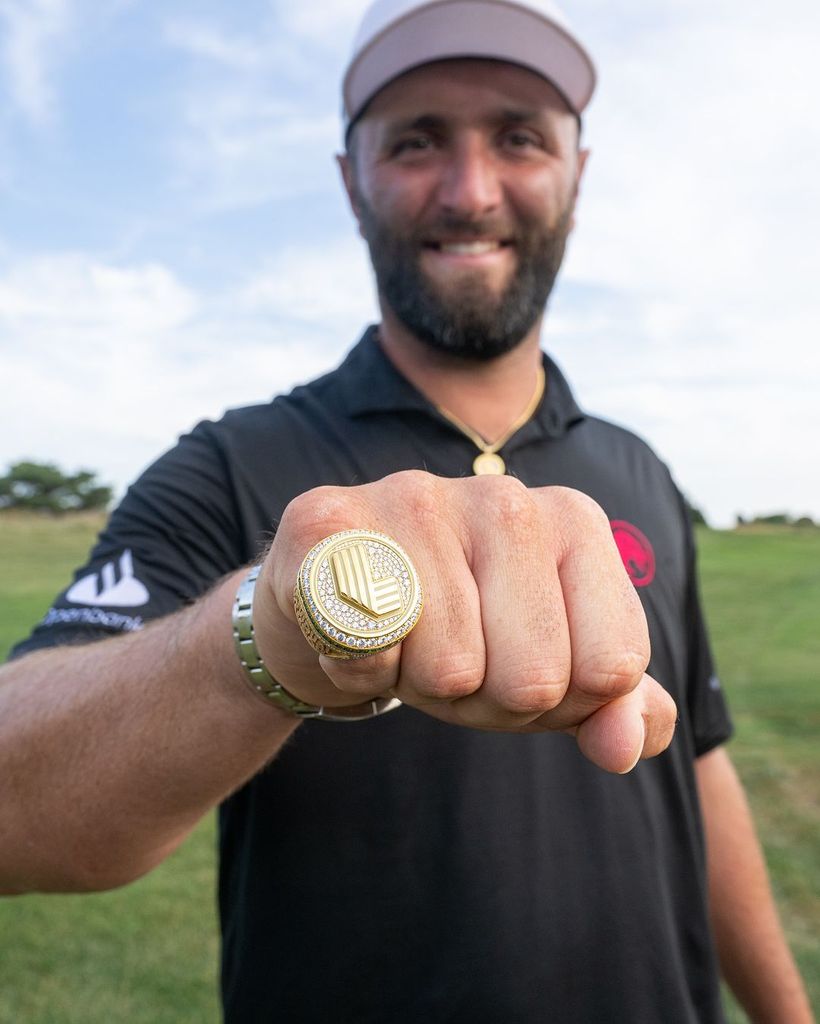 Jon Rham luce su anillo de campeón