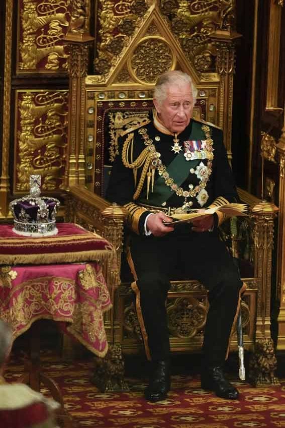 Carlos de Inglaterra lee el discurso, por primera vez, en la apertura del Parlamento
