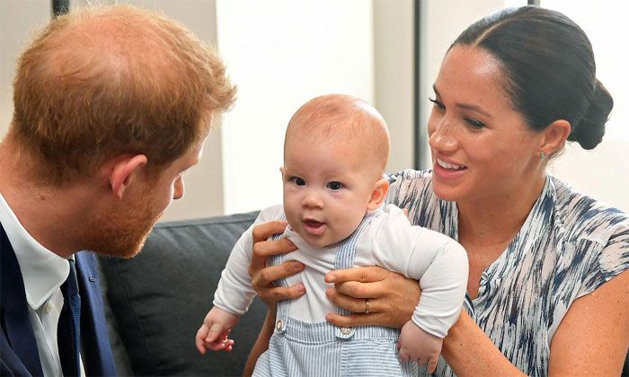 el príncipe Harry y Meghan Markle con su hijo Archie