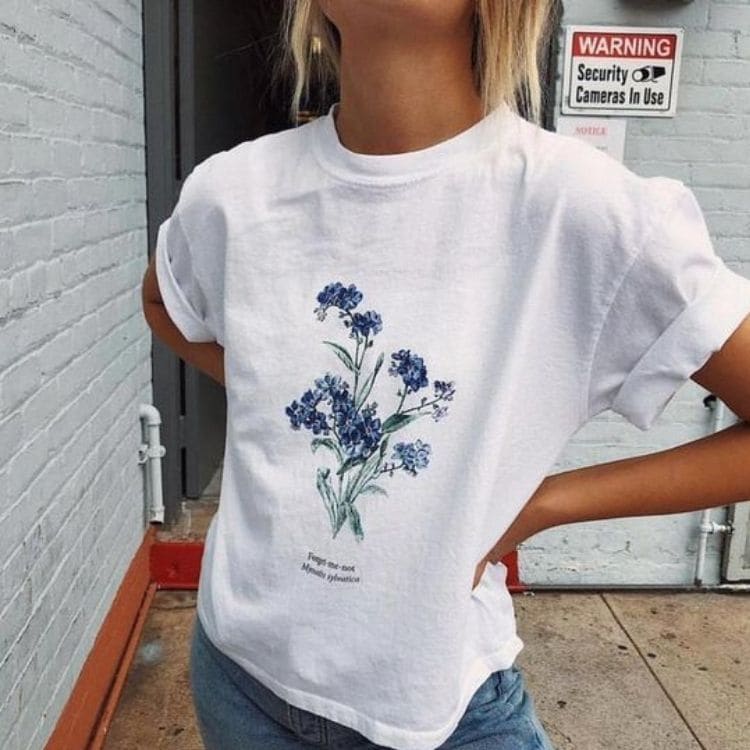 Mujer con camiseta blanca y estampado floral