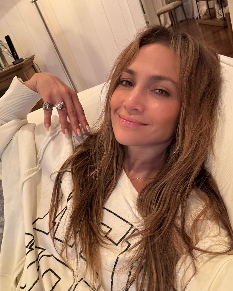 Jennifer Lopez publicó esta selfie, causando revuelo entre sus seguidores.