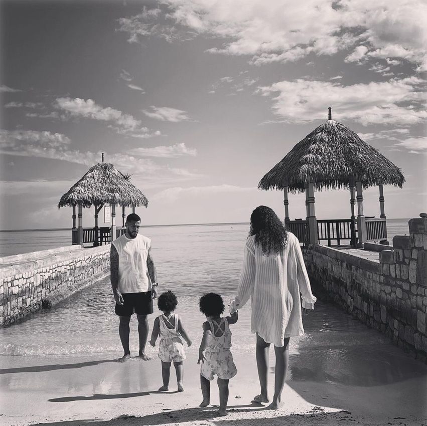 Leigh-Anne Pinnock y Andre Gray en Jamaica con sus hijos