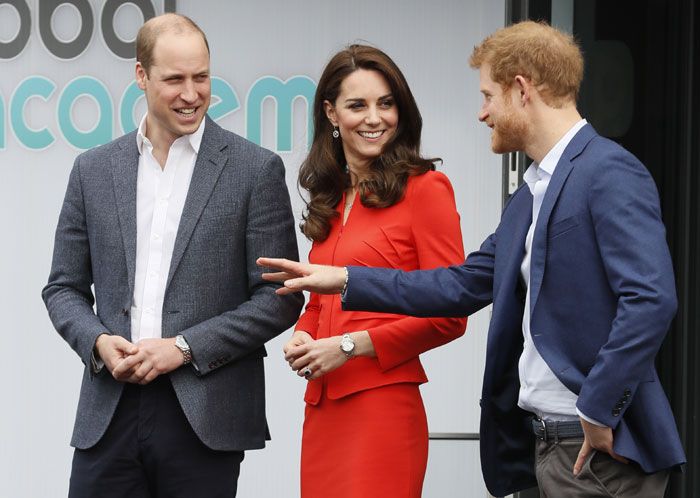 El príncipe Guillermo  junto a su hermano Harry y su mujer Kate Middleton