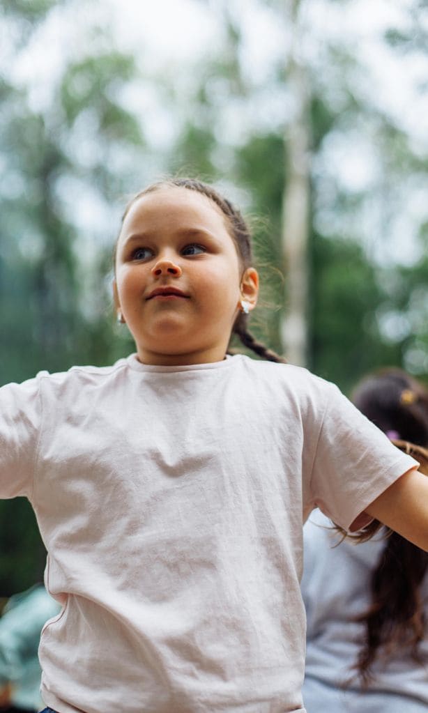 Niña con sobrepeso haciendo ejercicio