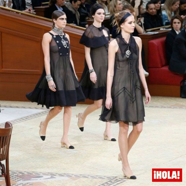 ¿Cómo resistirse al zapato que han llevado en pasarela las modelos del momento? Cara Delevingne y Kendall Jenner durante la presentación de la colección otoño-invierno de Chanel.
