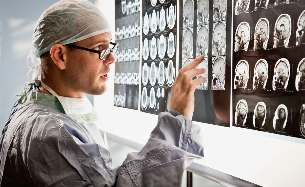 Médico observando una resonancia magnetica o un tac