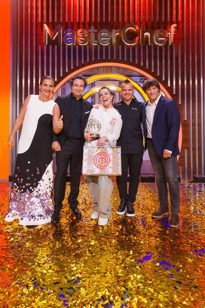 Ines Hernand con los jueces y el premio de MasterChef Celebrity 9