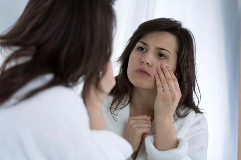 mujer espejo ojeras