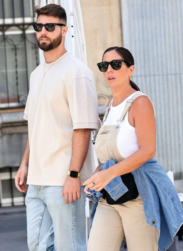 Anabel Pantoja, con su novio, paseando