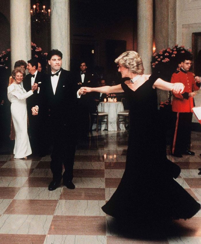 No faltará en la exposición el emblemático vestido azul noche, creación de Victor Edelstein, que la Princesa de Gales lució en su famoso baile con John Travolta en la Casa Blanca en 1985 y que, más que una vuelta, dio la pirueta al mundo entero en la portada de tabloides y revistas
