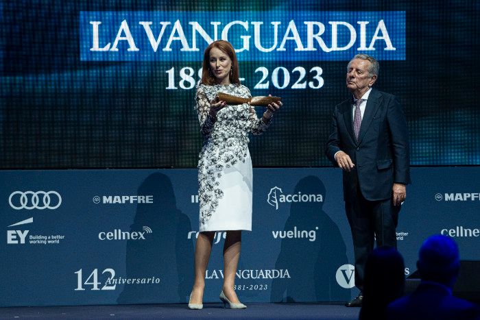 Gloria Lomana recogiendo el premio de La Vanguardia para Josep Piqué
