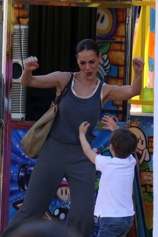 Eva González en la feria de Mairena del Alcor con su hijo