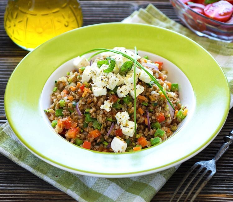 Ensalada de amaranto y trigo sarraceno con verduras y queso feta