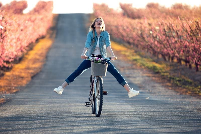 mujer bici alegre
