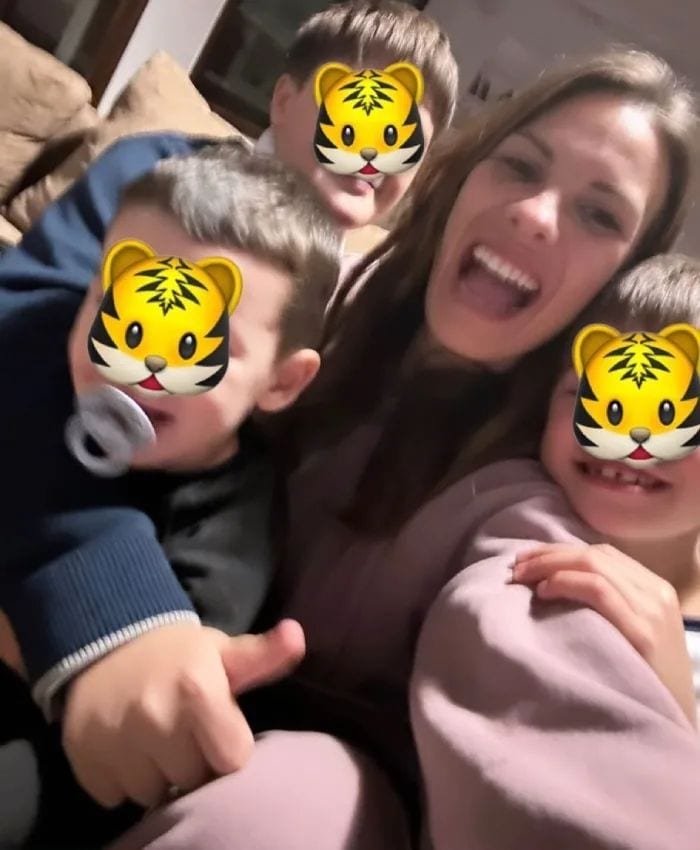 Jessica Bueno con sus tres hijos