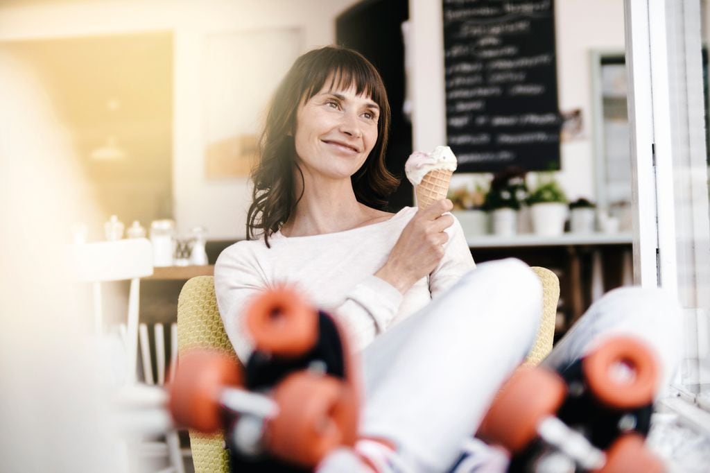 Mujer comiendo un helado