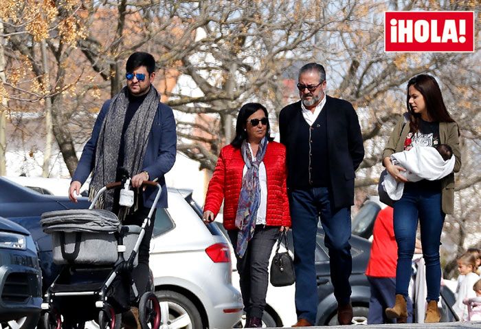 Manu Sánchez de paseo con el bebé