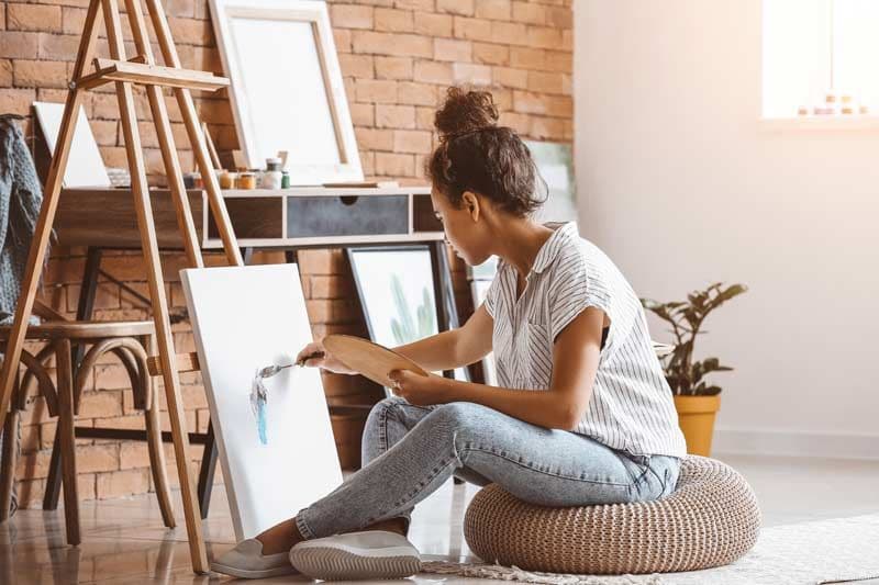 mujer pintando