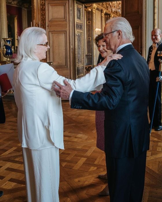 Carlos Gustavo y Silvia de Suecia condecoran a ABBA
