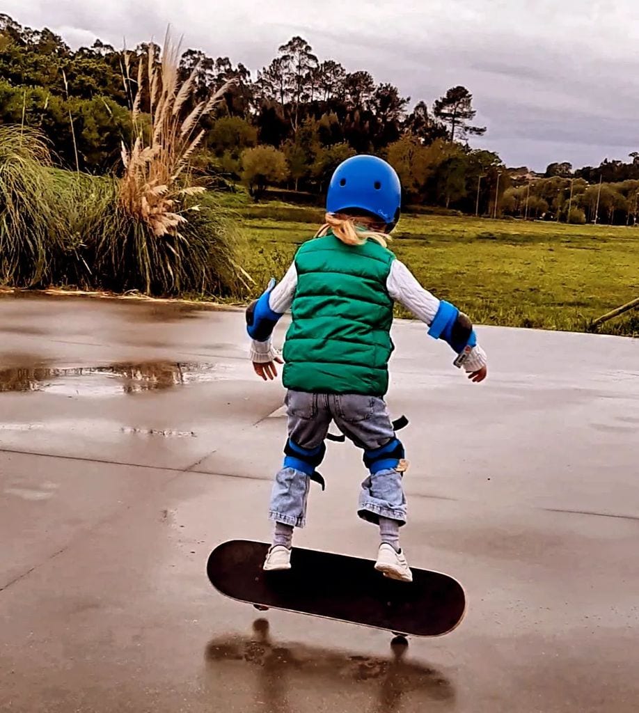 Ena, la hija de Alessandro Lequio y María Palacios, practicando skate