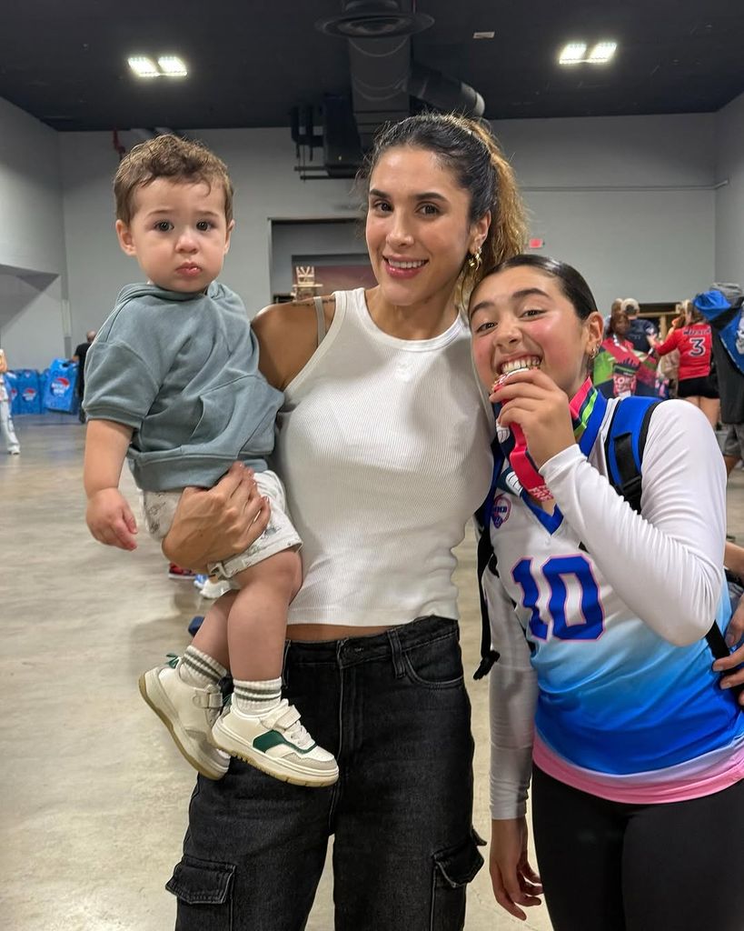 Daniela Ospina con sus hijos Lorenzo y Salomé.